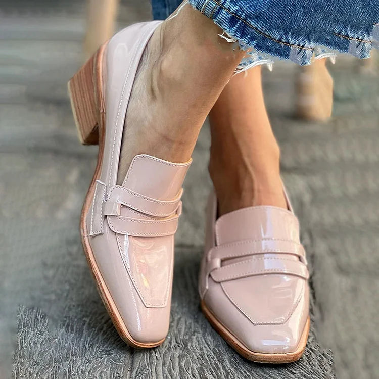 Glanzende loafers met brede hak