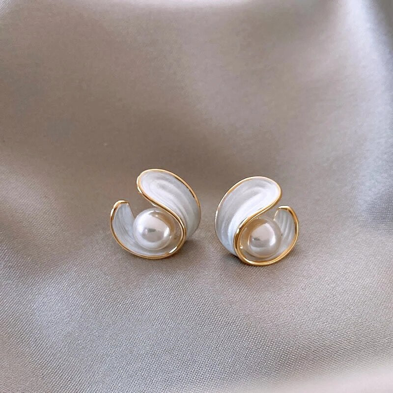 Luxe oorbellen met witte opaal en parels in goud