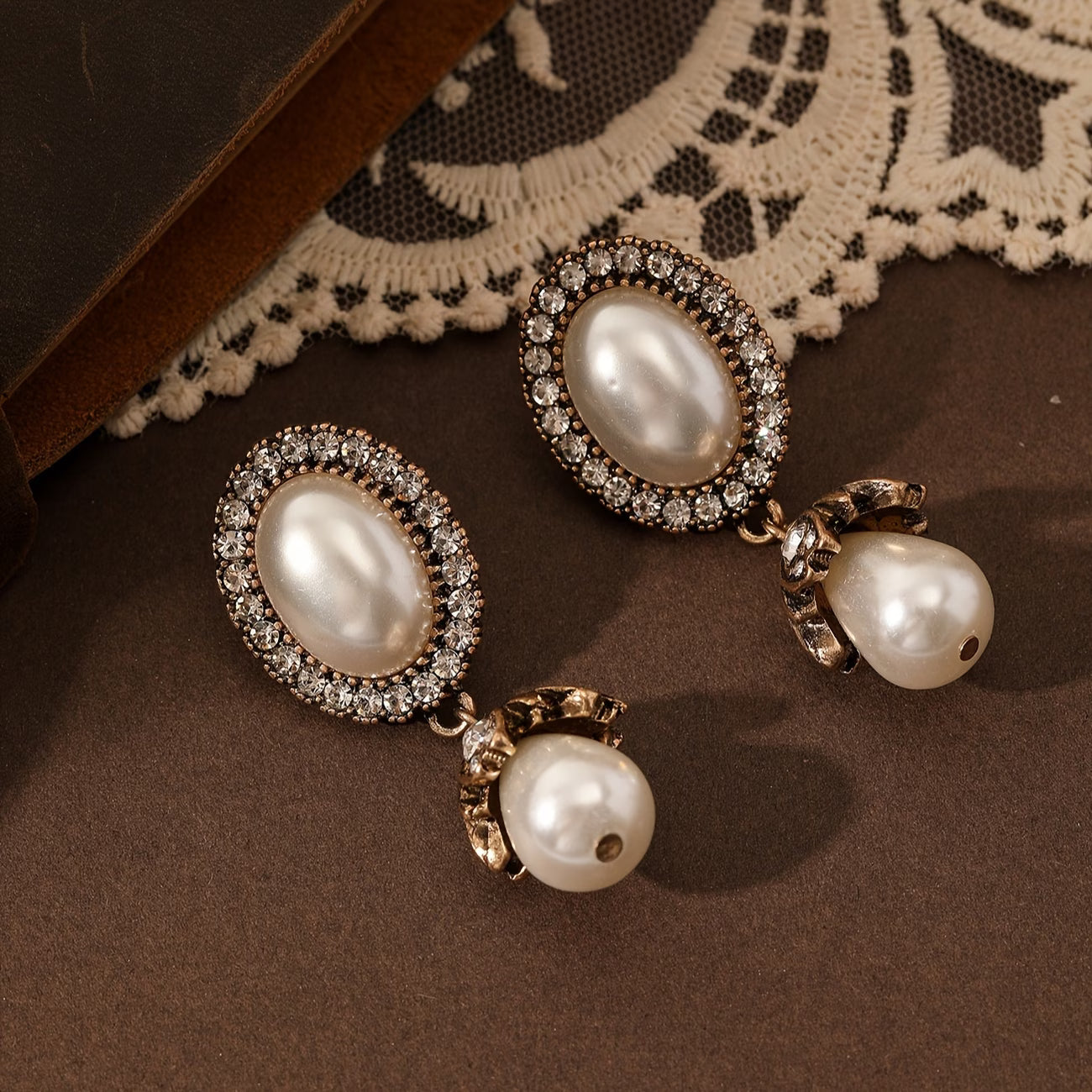 Hangende oorbellen met vintage parellijst