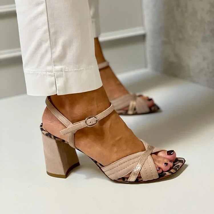 Sandalen met brede gekruiste banden
