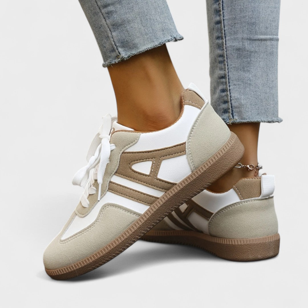 Hielkje sneaker met kleurvlakken en veters