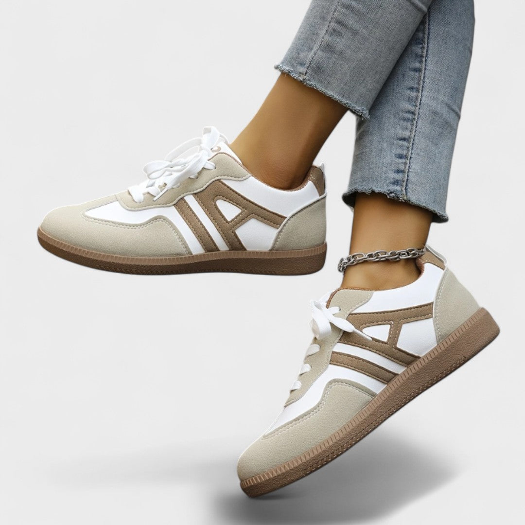 Hielkje sneaker met kleurvlakken en veters