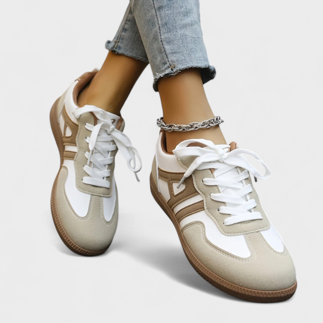 Hielkje sneaker met kleurvlakken en veters