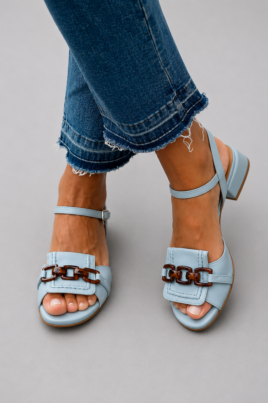 Aline platte sandaal met brede banden