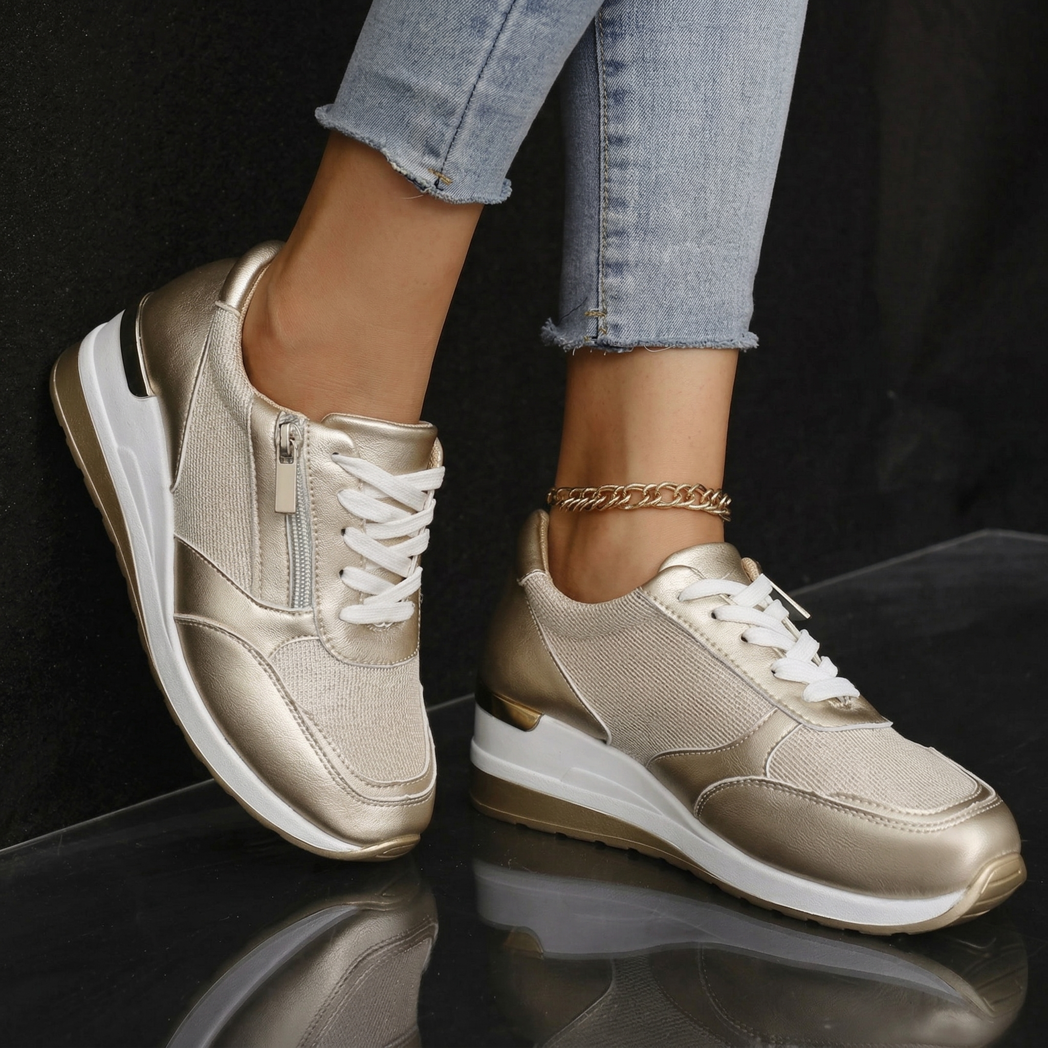 Gepke sneaker met glanzende afwerking