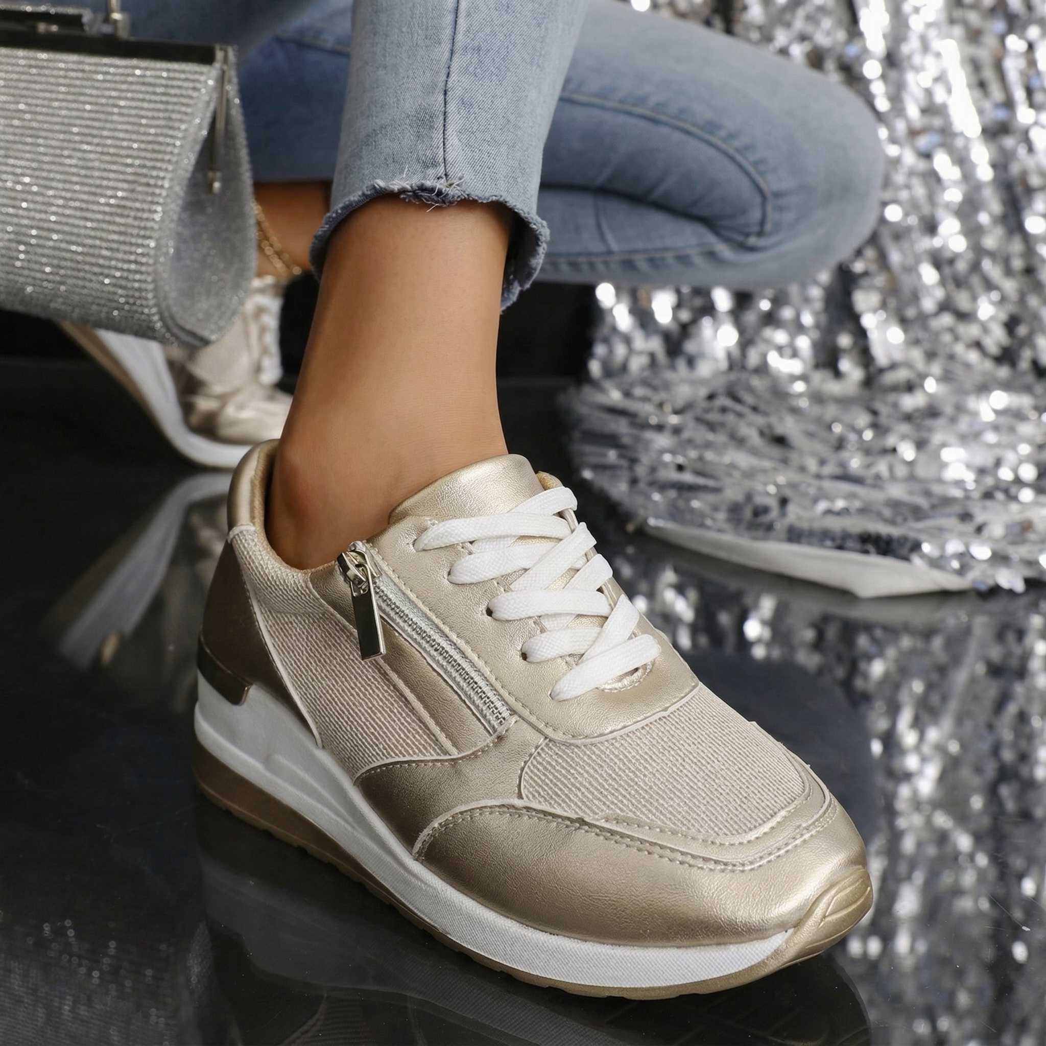 Gepke sneaker met glanzende afwerking