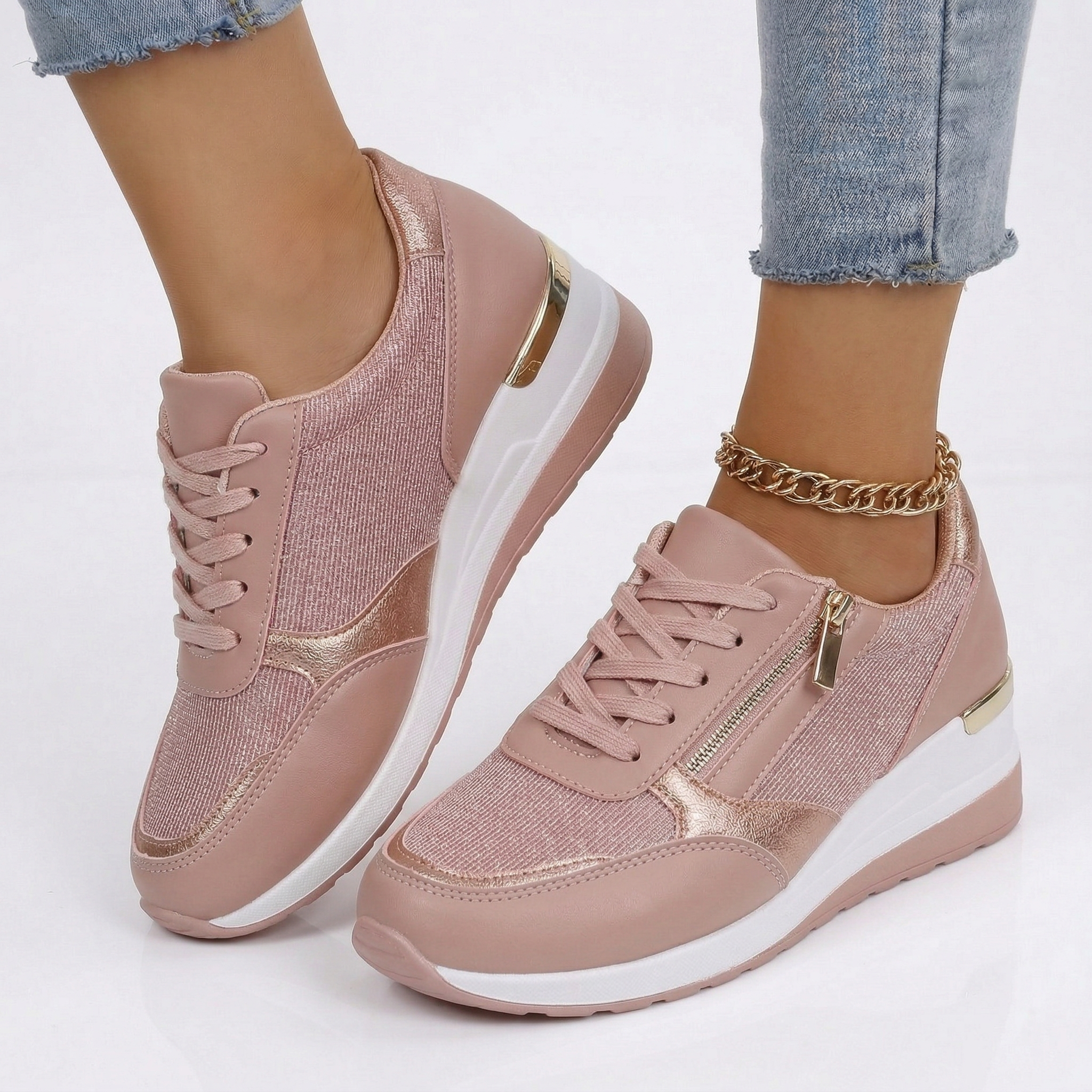Gepke sneaker met glanzende afwerking
