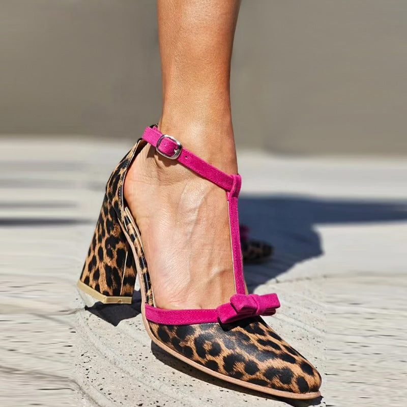 D'Orsay pumps met T-bandje