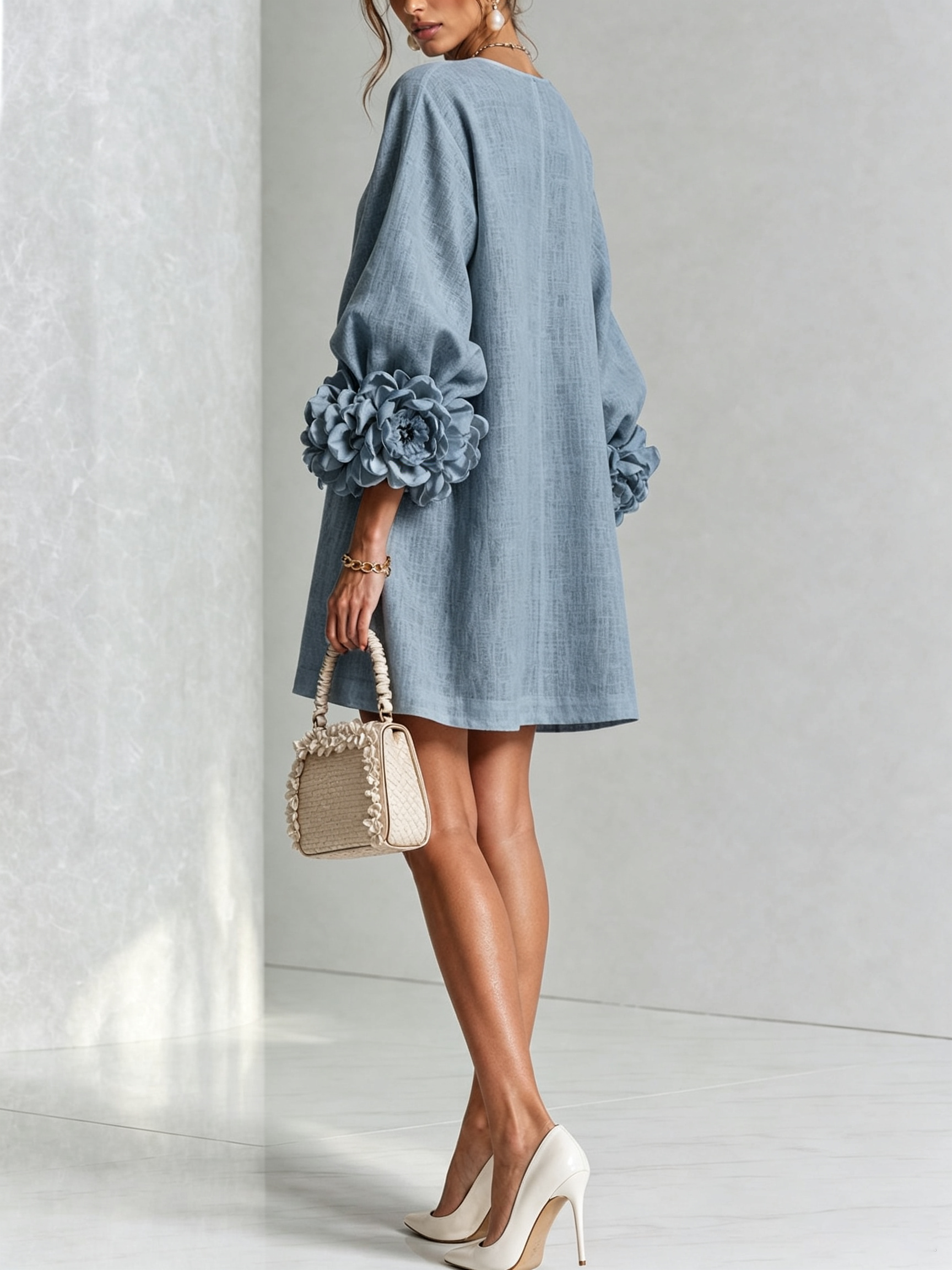 Anita mini-jurk met rozen aan de manchetten in poederblauw