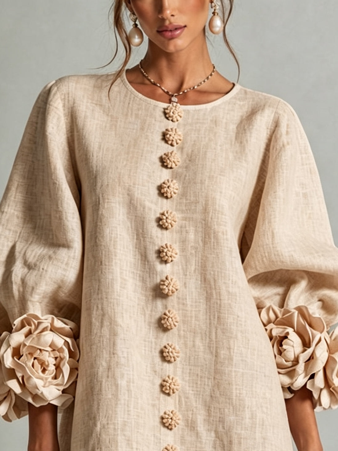 Beige mini-jurk met bloemen en knopen