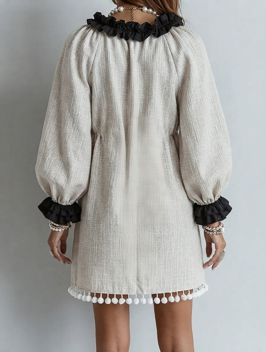 Beige mini-jurk met kleurvlakken en franjes