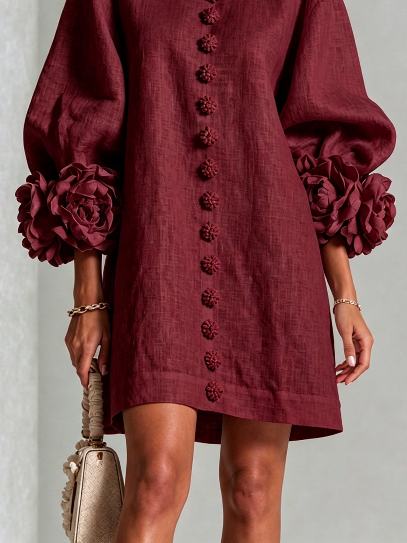Bordeauxrode mini-jurk met knopen en bloemenprint