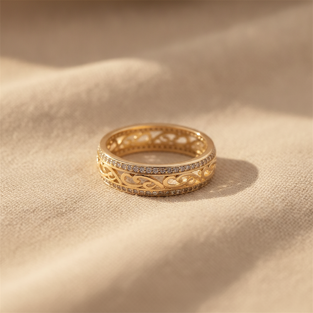 Filigrain ring met krulmotief en pavé steentjes