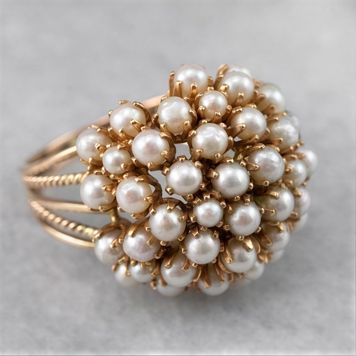 Klassieke gouden ring met ingelegde parel