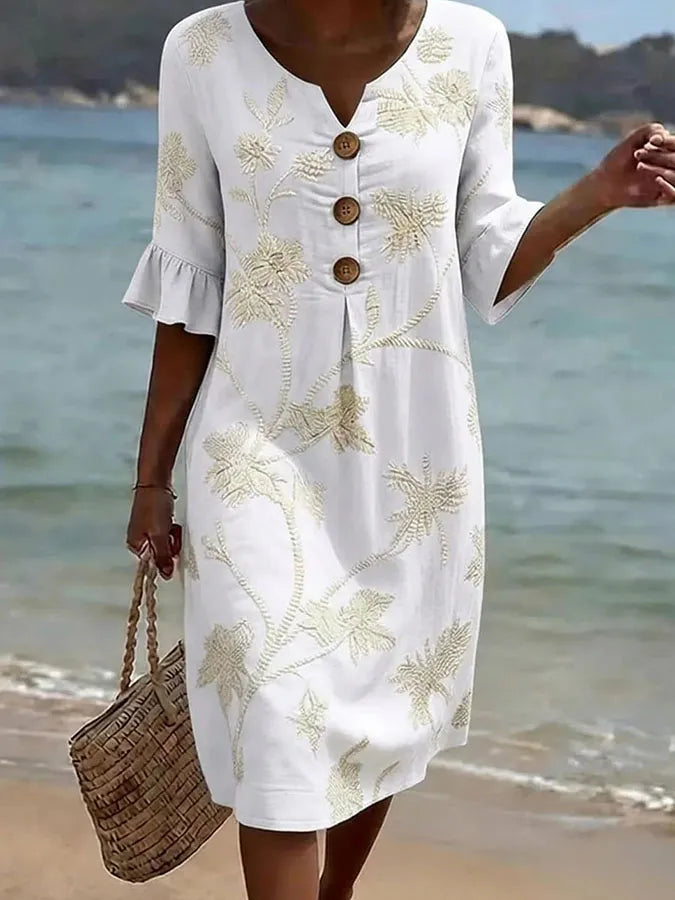 Esmee | Witte strandjurk met beige borduring en houten knopen
