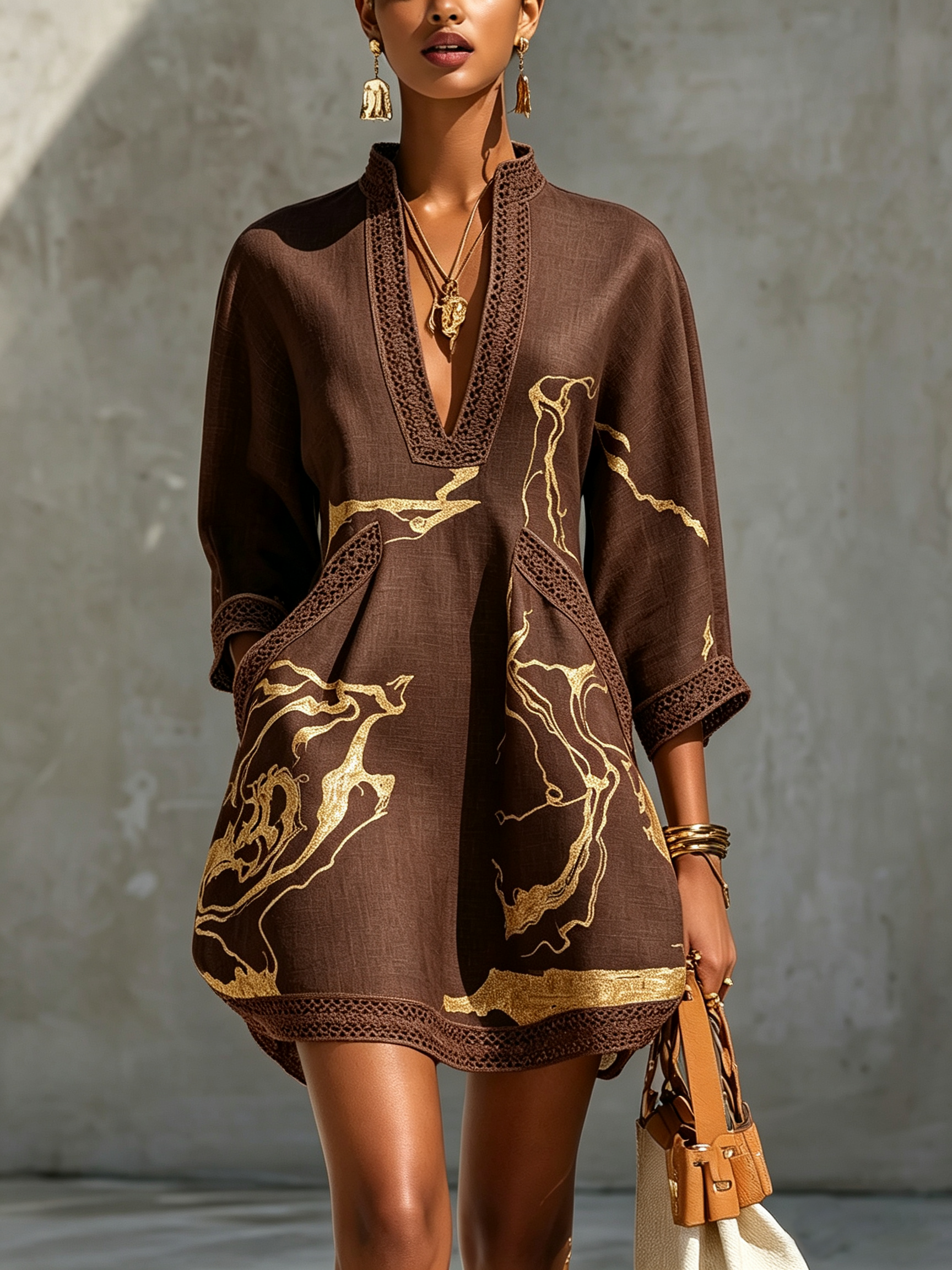 Mini-jurk van gehaakt kant met gouden print in chocoladebruin