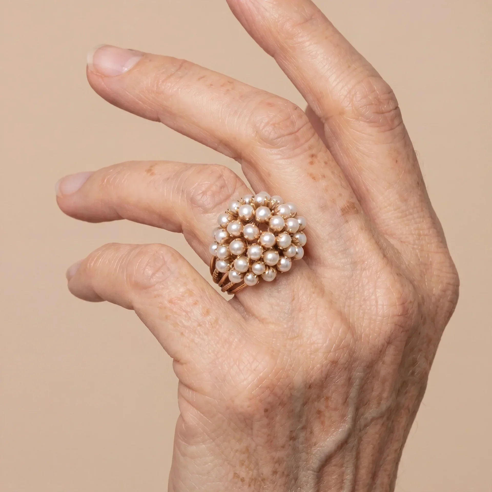 Klassieke gouden ring met ingelegde parel