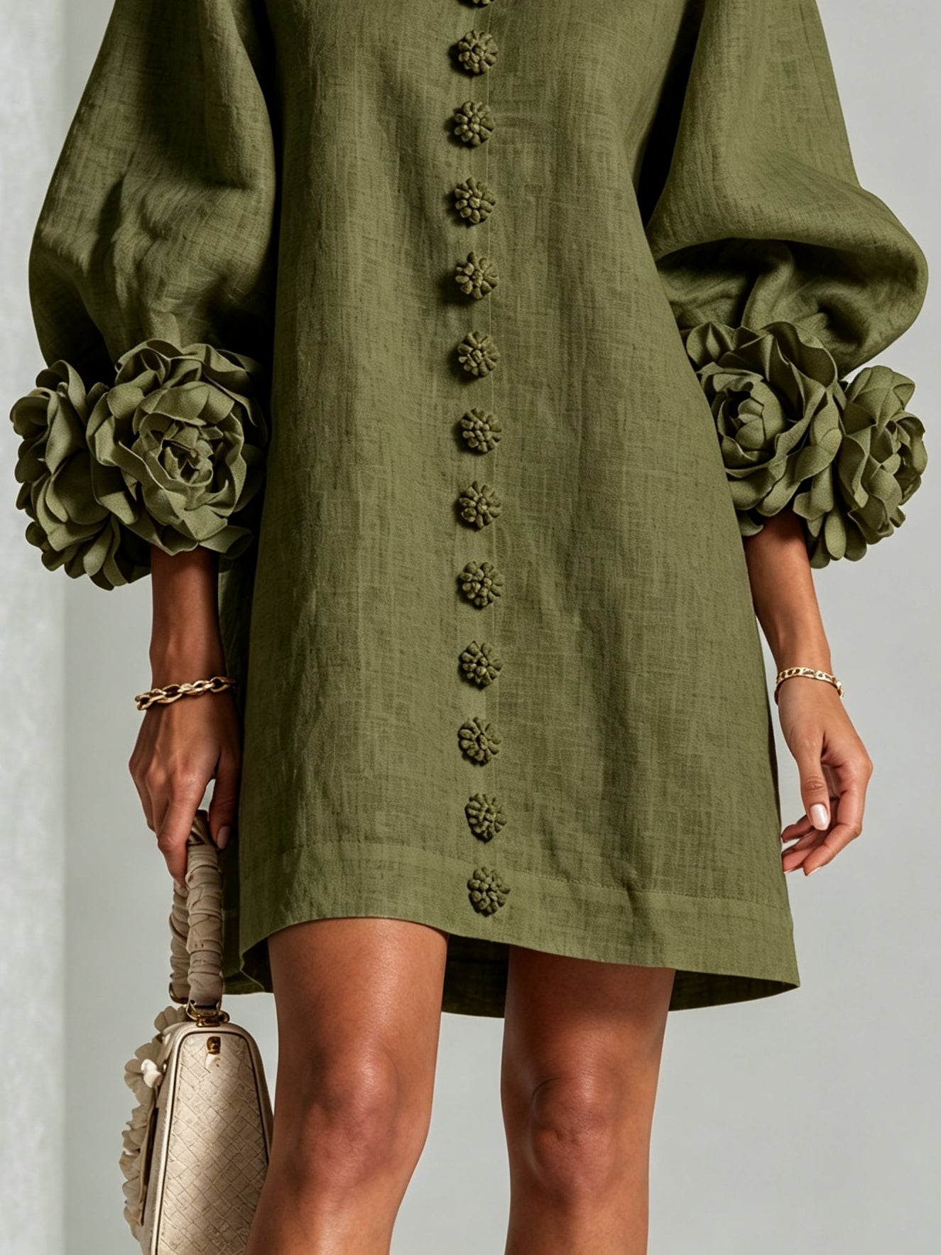 Olijfgroene mini-jurk met bloemenprint en knopen