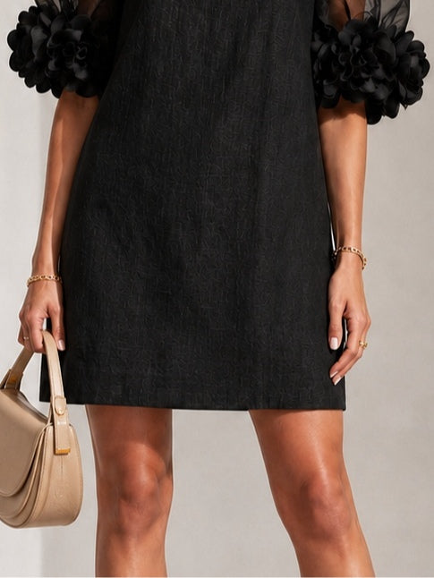 Zwarte mini-jurk van organza met pofmouwen