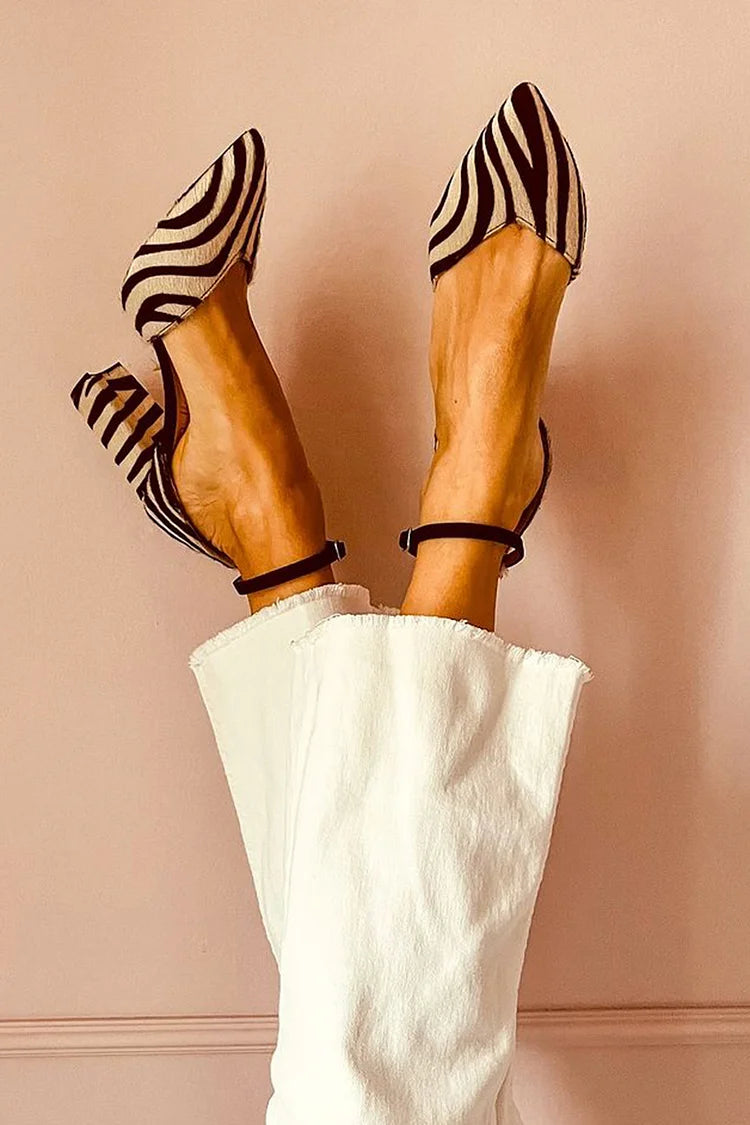 Spitse pumps met zebraprint en enkelbandje
