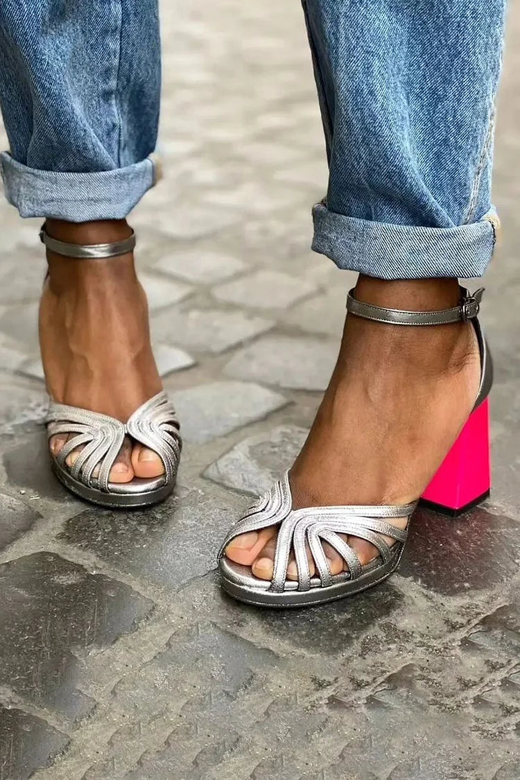 Tweekleurige sandalen met hak