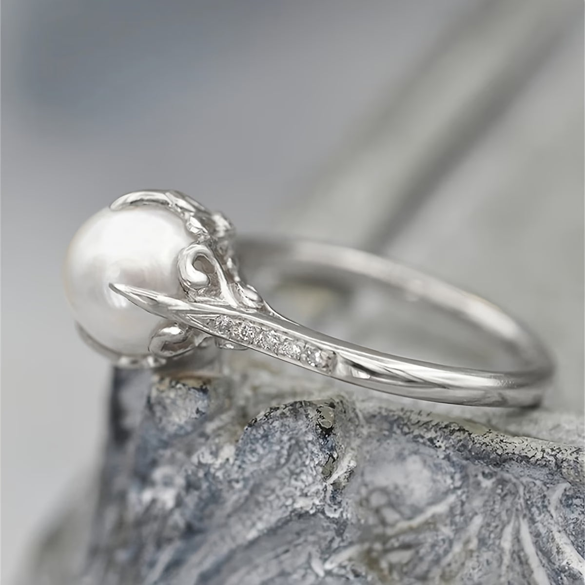 Fijne ring met parels en kristallen