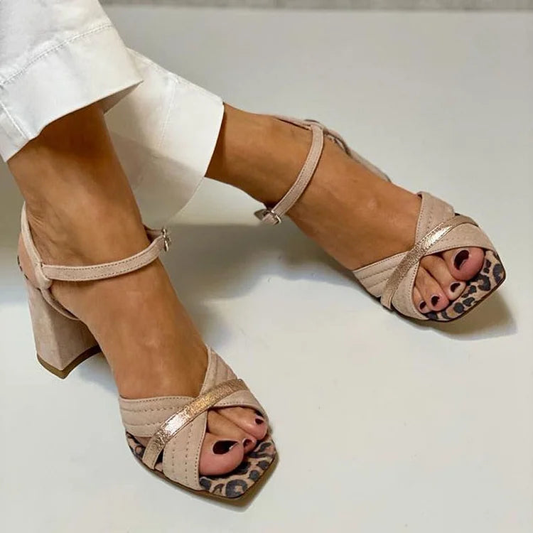 Sandalen met brede gekruiste banden