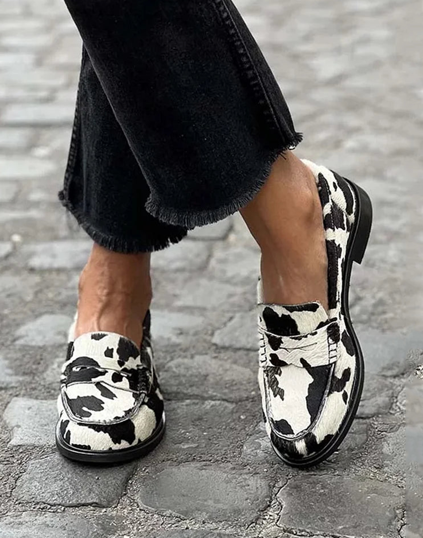 Emeryn loafers met koeienprint