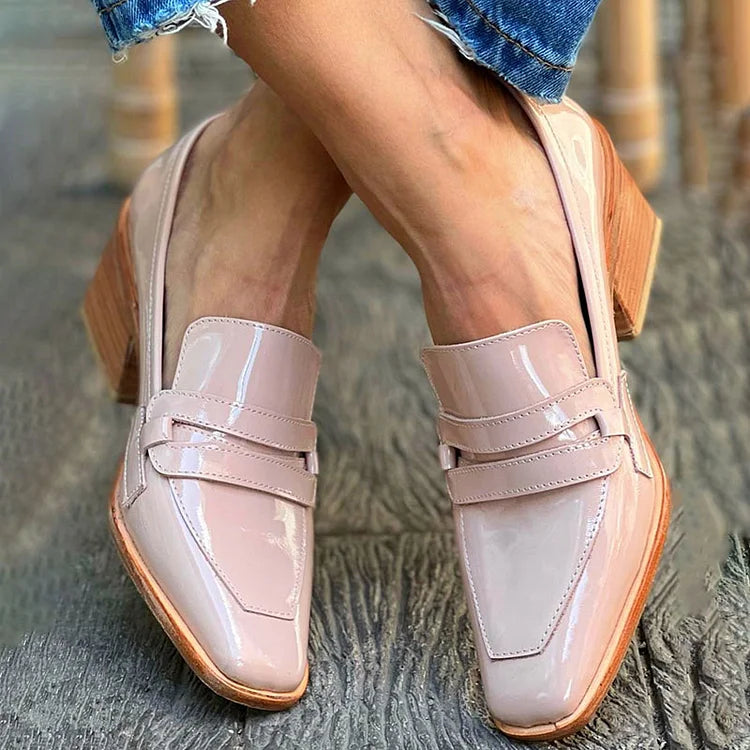Glanzende loafers met brede hak