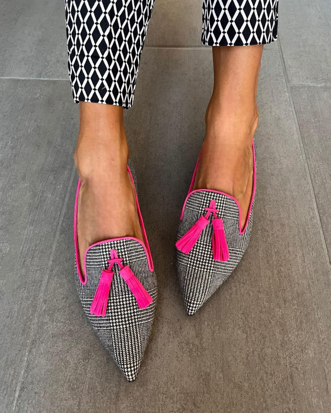 Saylor spitse loafers met neonfranje