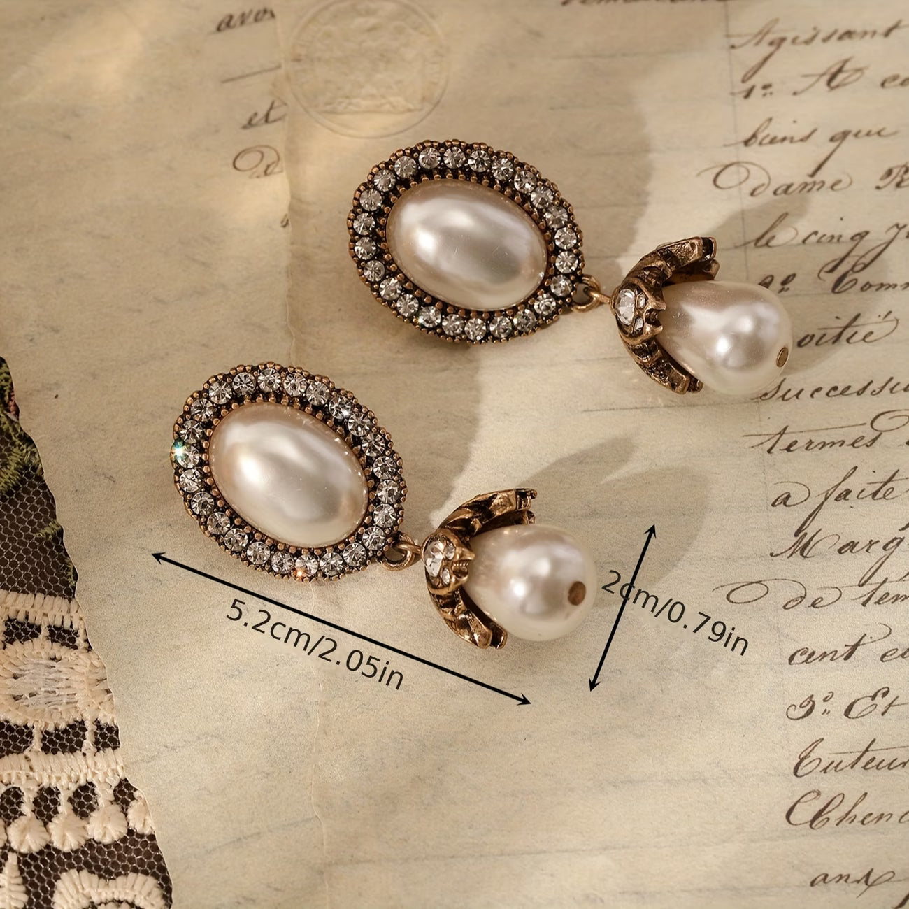 Hangende oorbellen met vintage parellijst