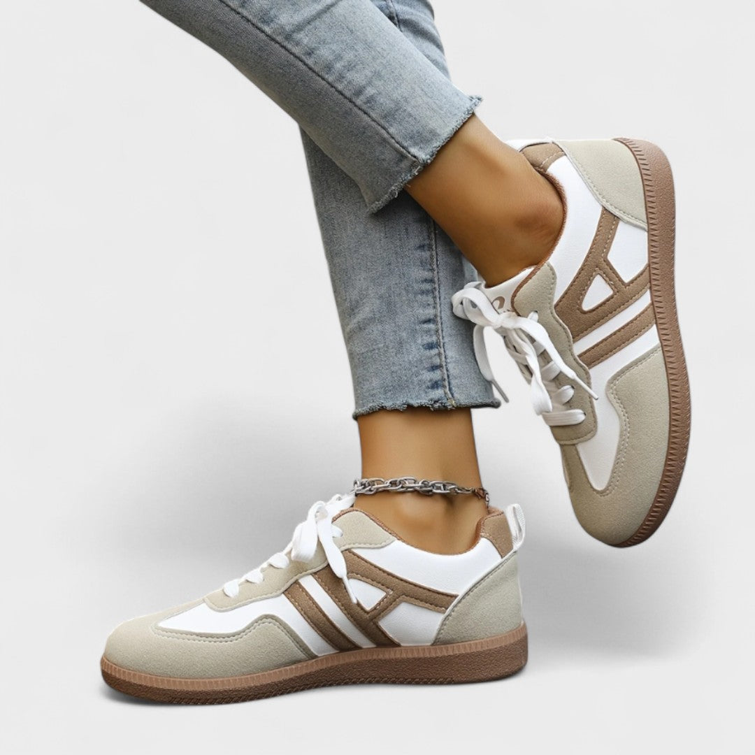 Hielkje sneaker met kleurvlakken en veters
