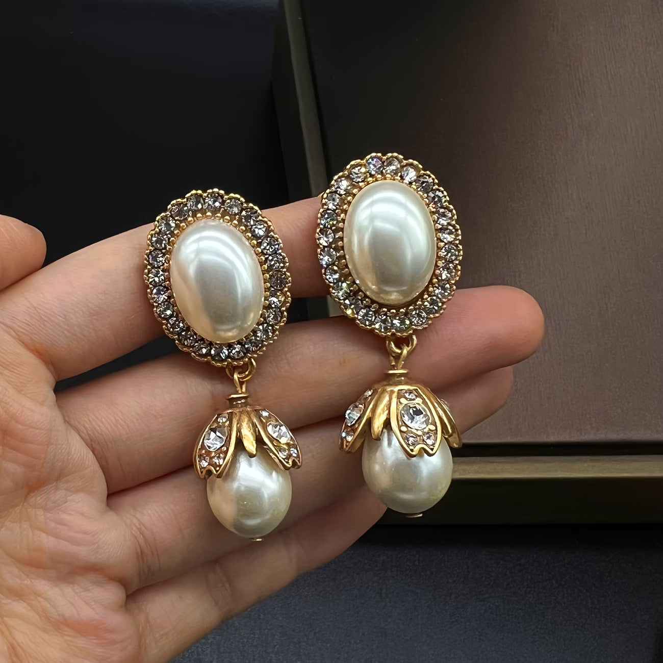 Hangende oorbellen met vintage parellijst