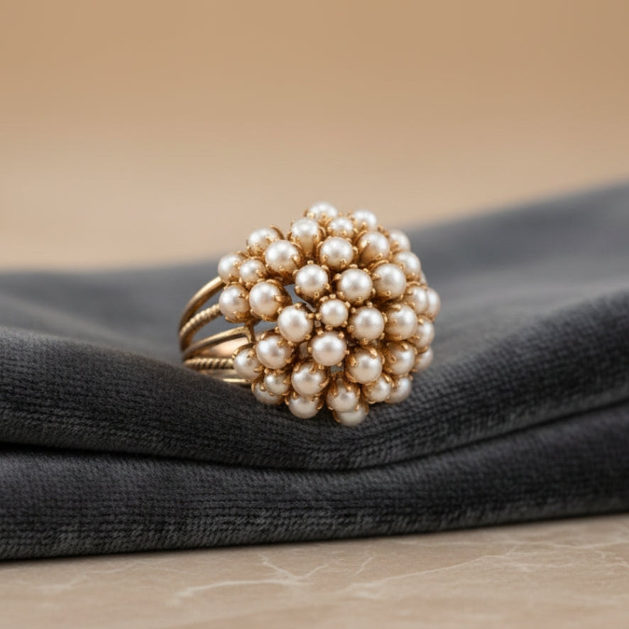 Klassieke gouden ring met ingelegde parel