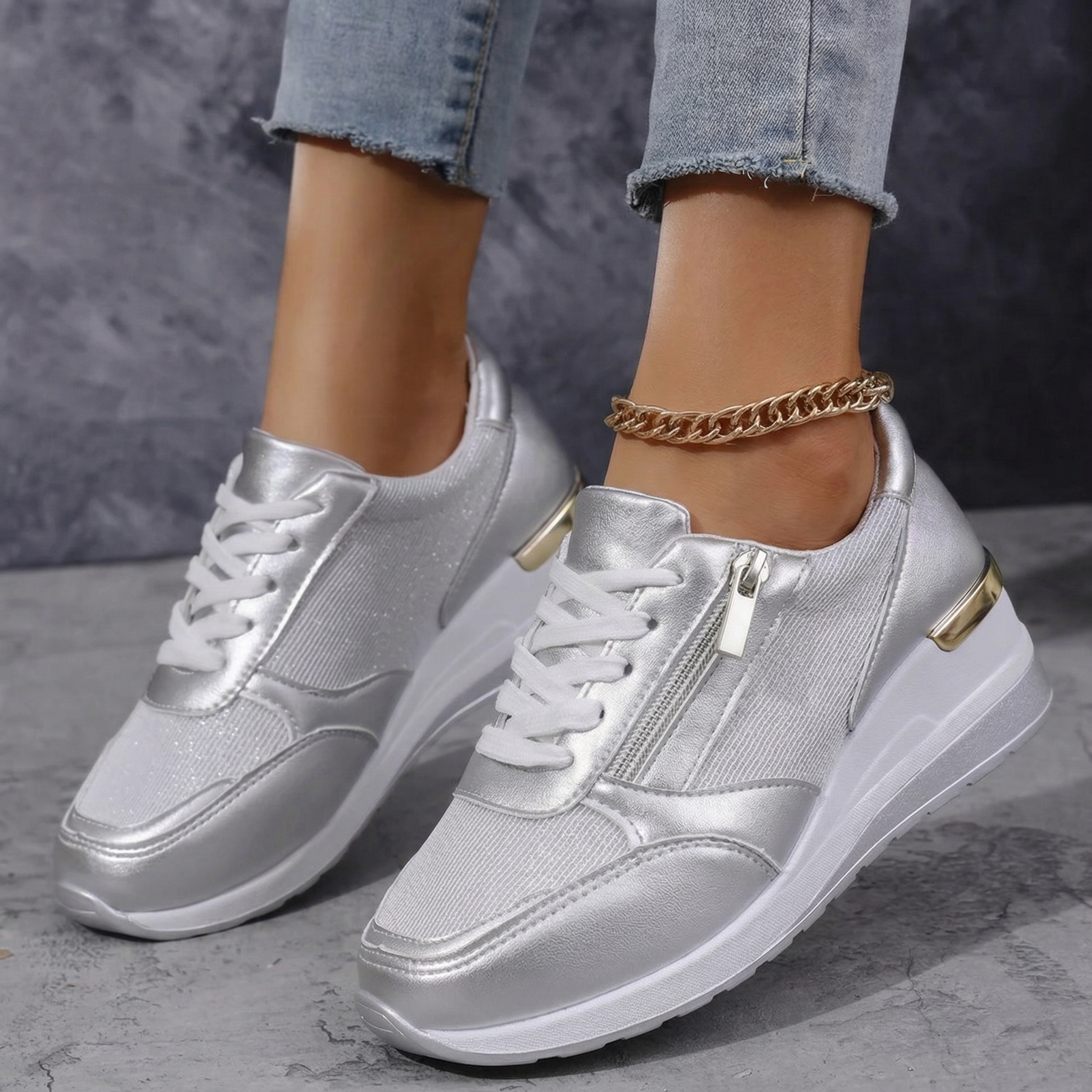 Gepke sneaker met glanzende afwerking