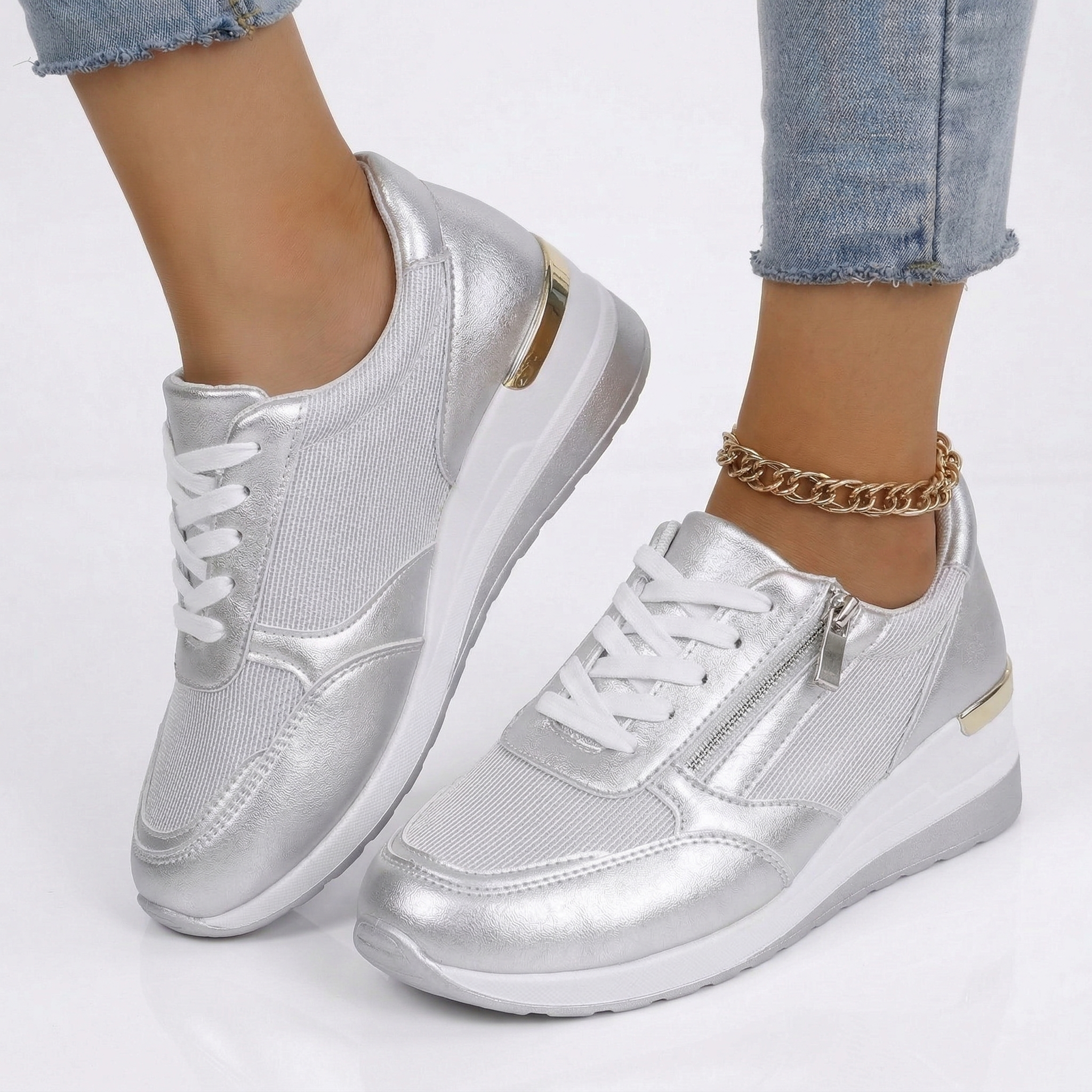 Gepke sneaker met glanzende afwerking