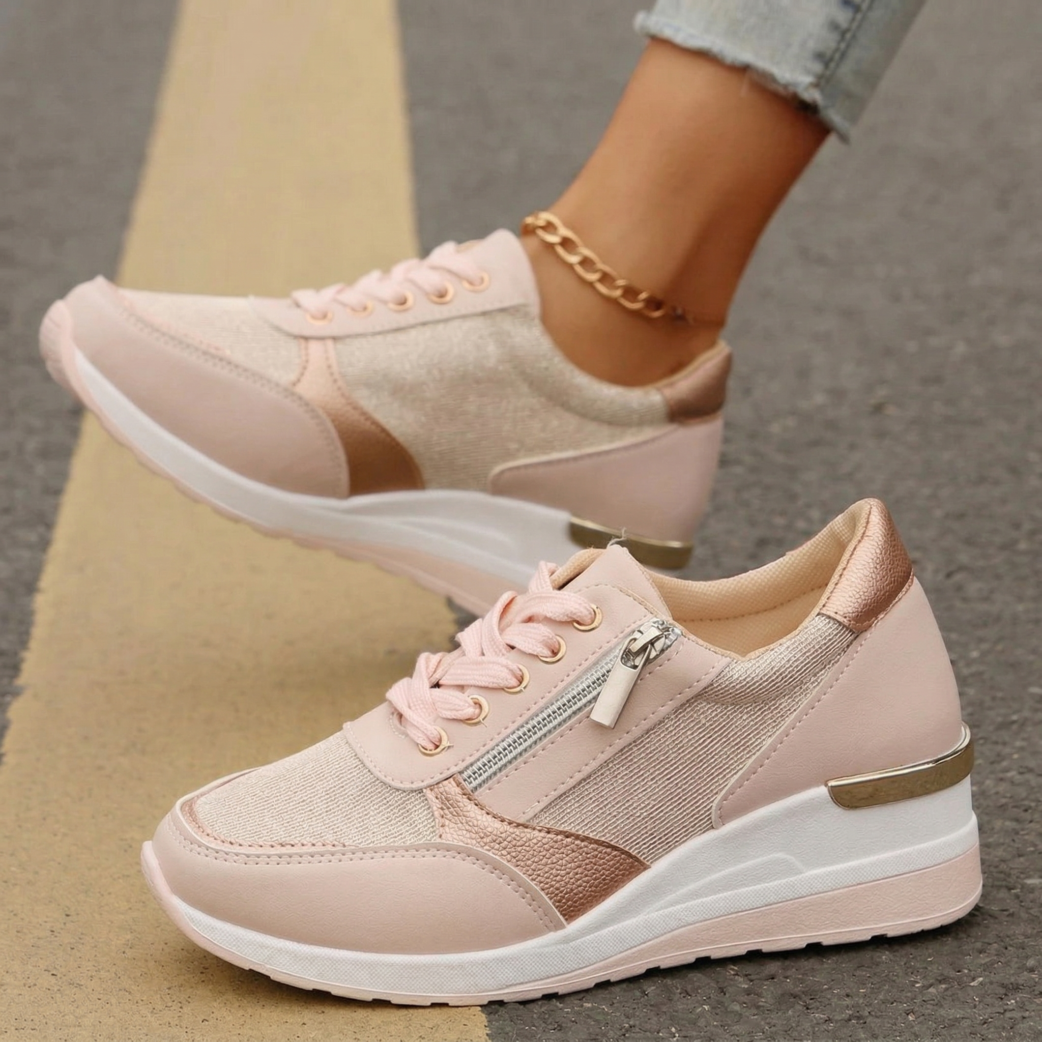 Gepke sneaker met glanzende afwerking
