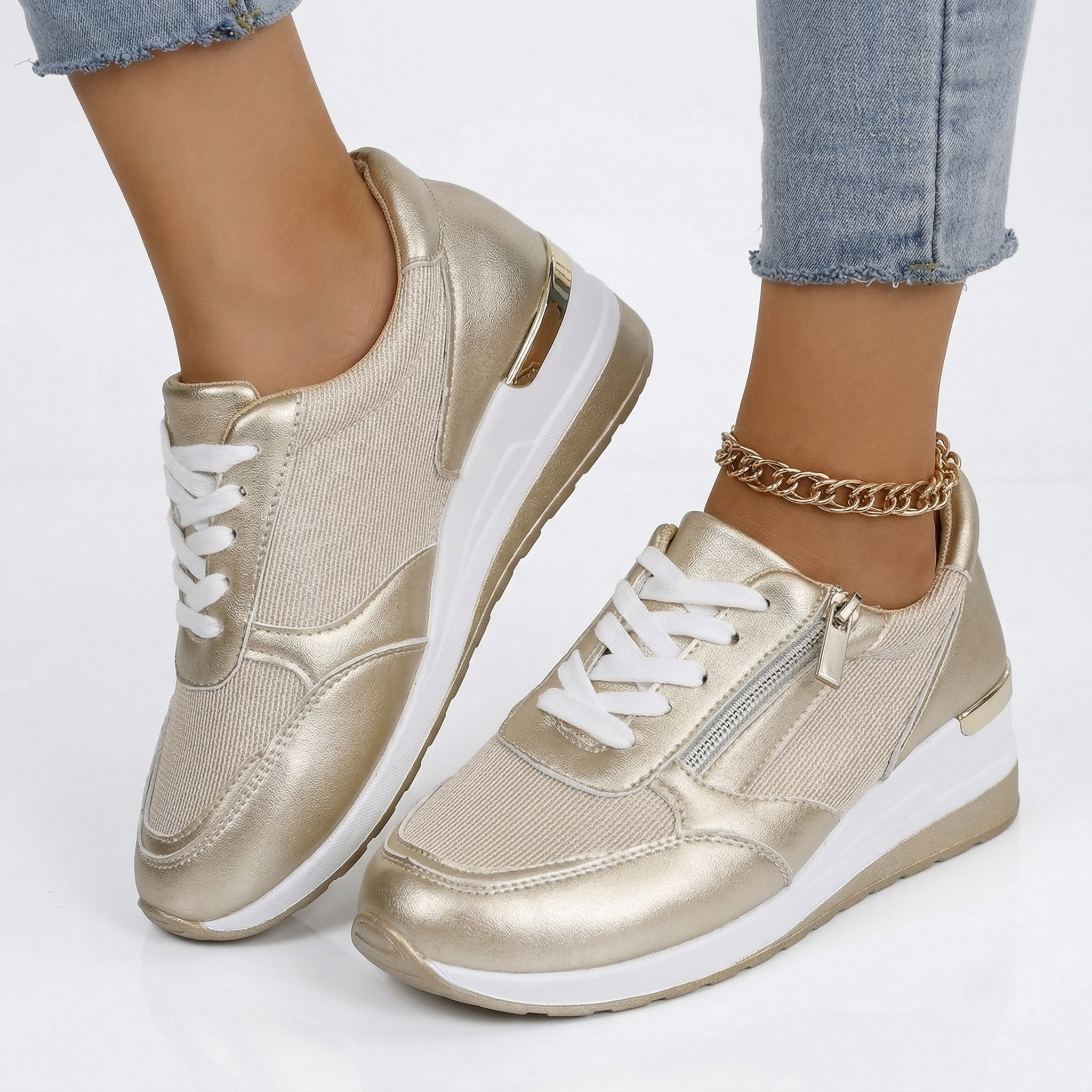 Gepke sneaker met glanzende afwerking