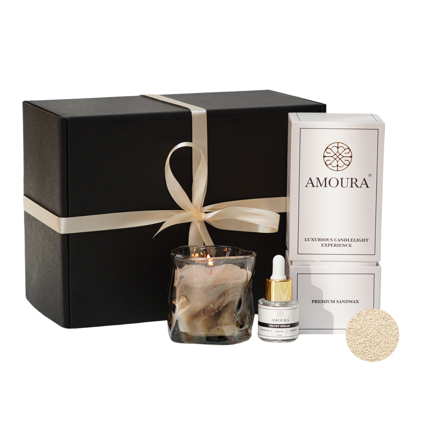 De Giftset van Amoura Pure Serenity gevuld met 500 gram Champange Mist premium sandwax, Amoura's signature vase en de velvet dream scent. 