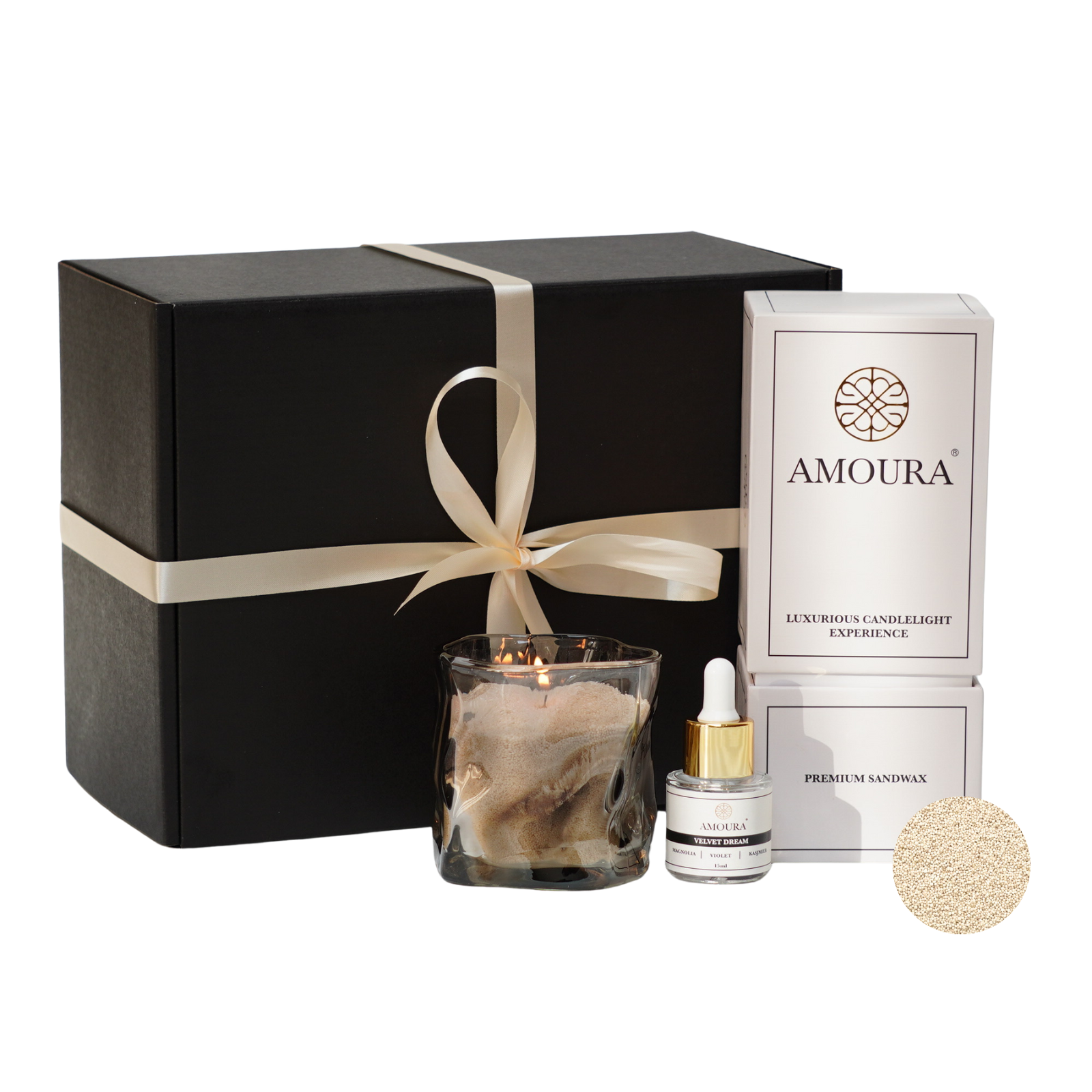 De Giftset van Amoura Pure Serenity gevuld met 500 gram Champange Mist premium sandwax, Amoura's signature vase en de velvet dream scent. 