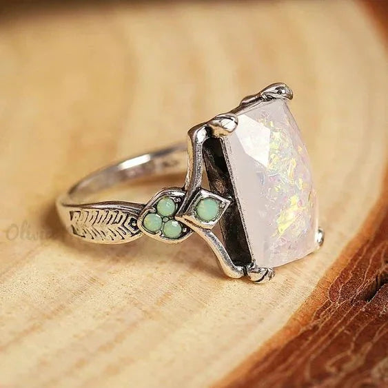 Vintage zilveren ring met witte opaal