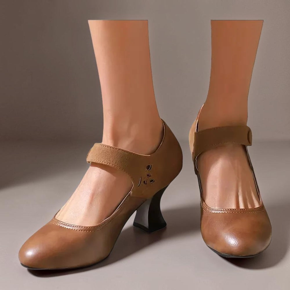 Aveline | Pumps met bandje en knoopsluiting