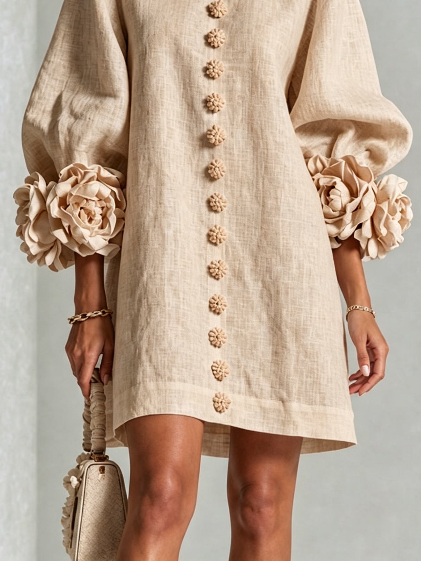 Beige mini-jurk met bloemen en knopen