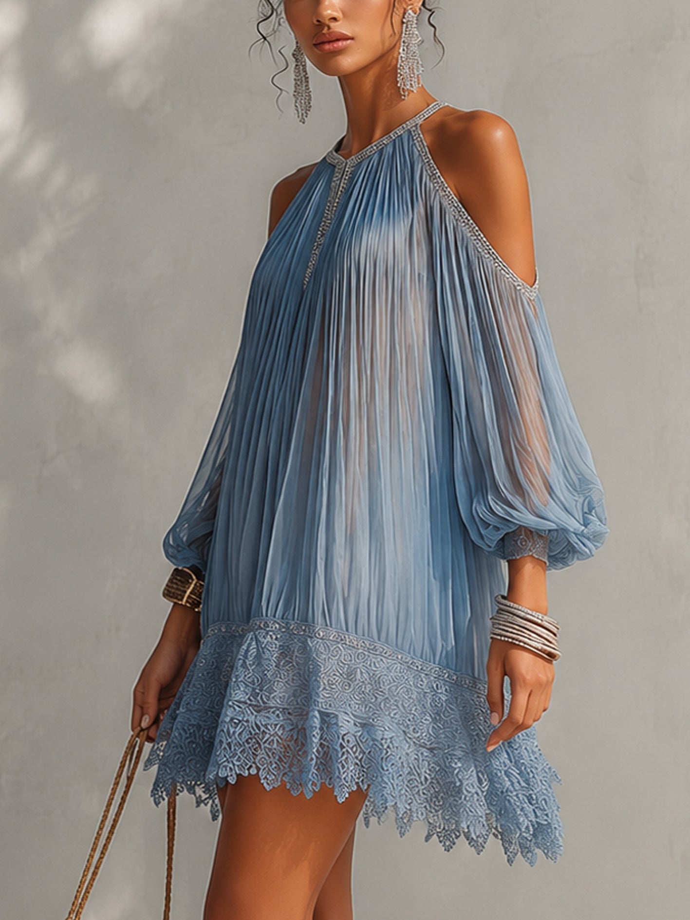 Blauwe off-shoulder mini-jurk met kanten zoom