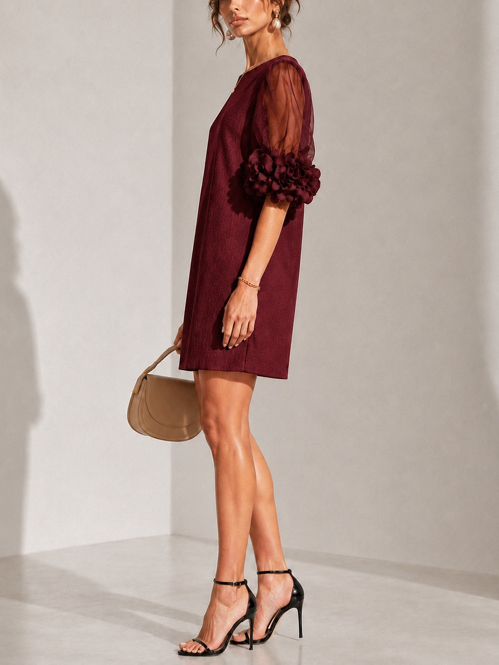 Bordeauxrode mini-jurk van organza met pofmouwen