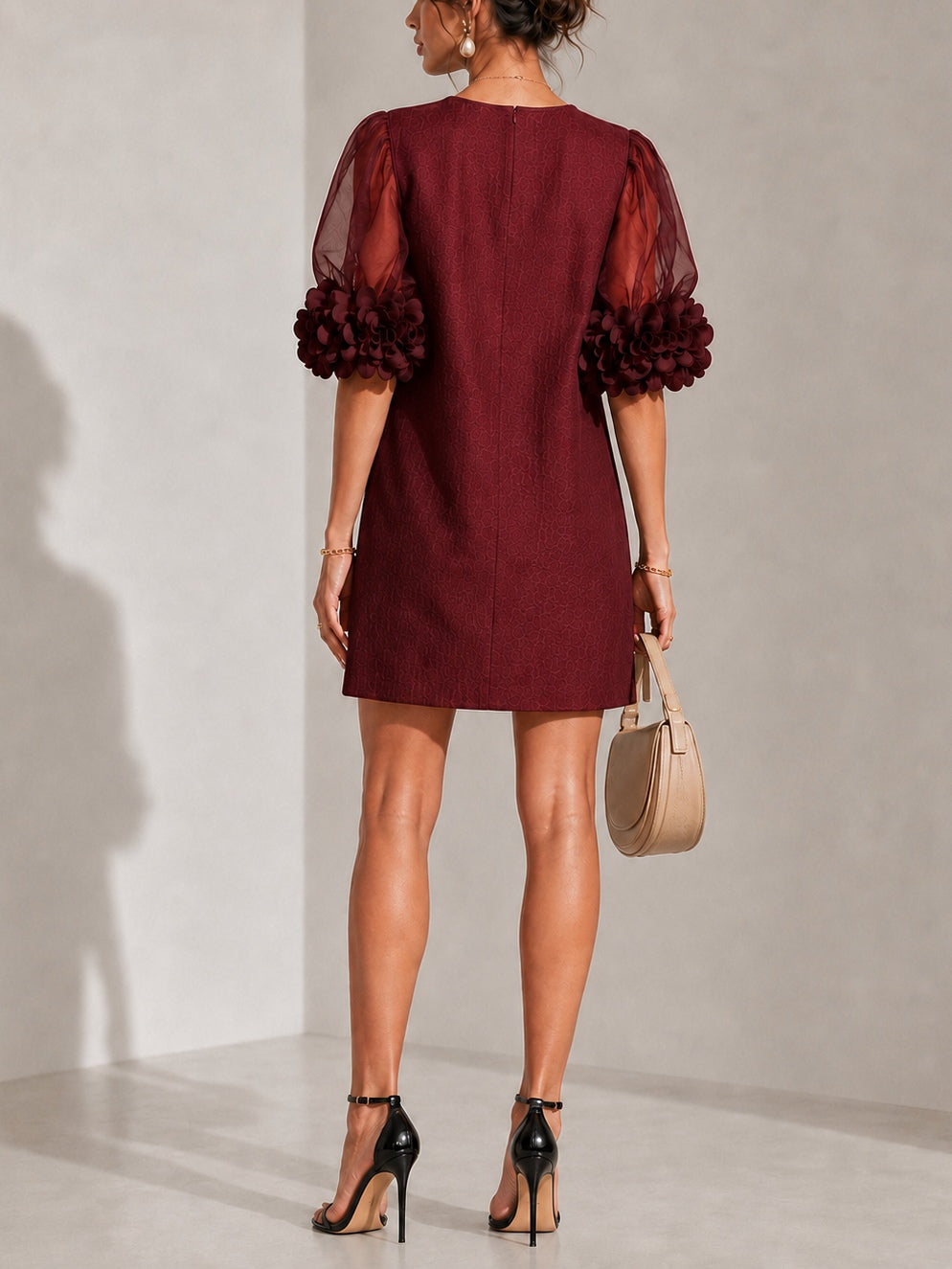 Bordeauxrode mini-jurk van organza met pofmouwen