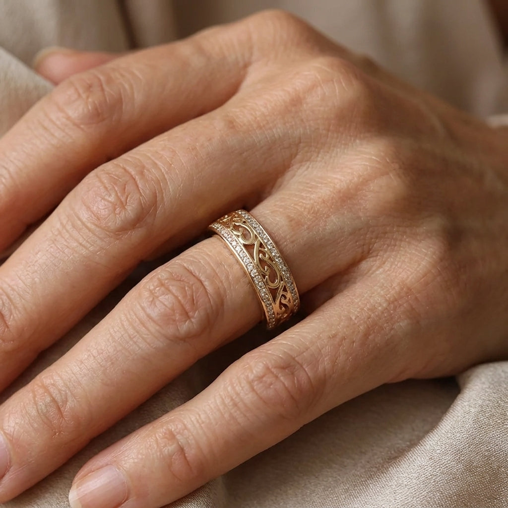 Filigrain ring met krulmotief en pavé steentjes
