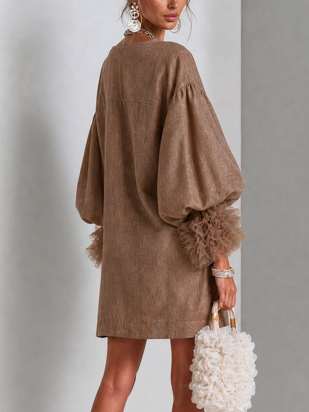 Bruine mini-jurk met rits en pofmouwen