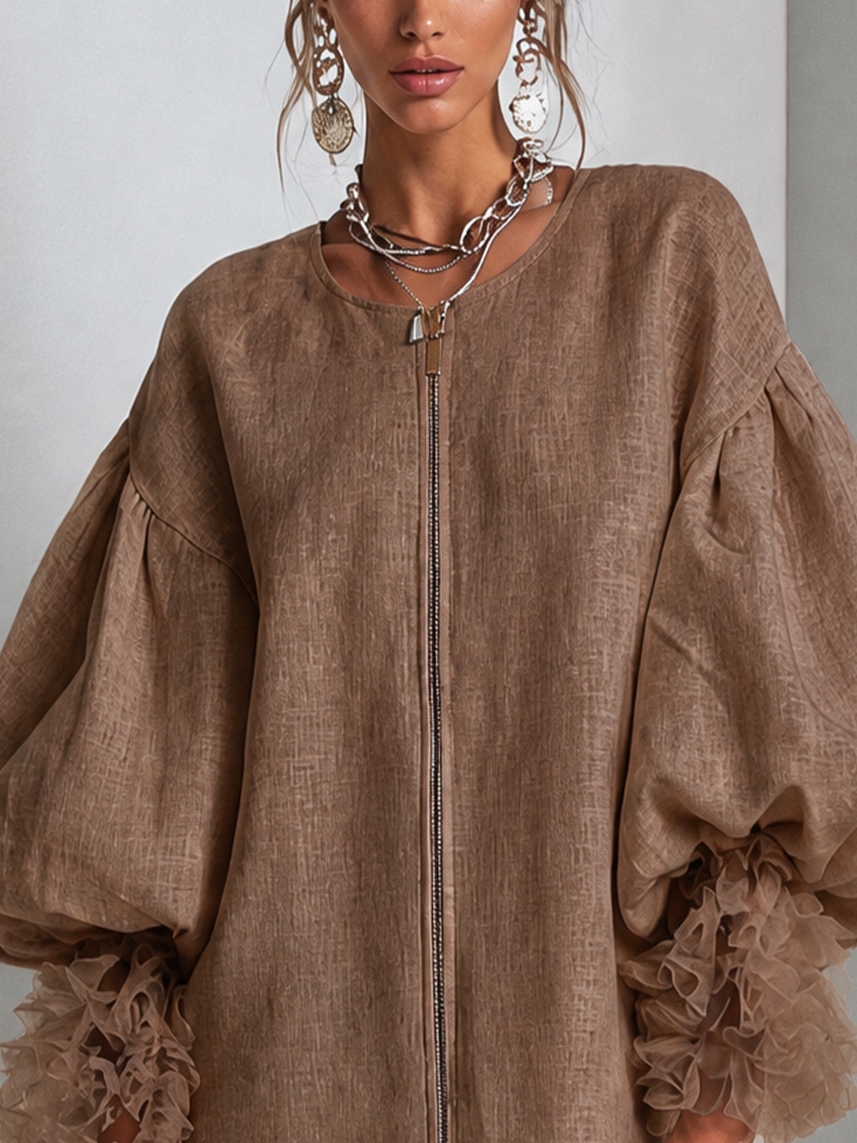 Bruine mini-jurk met rits en pofmouwen