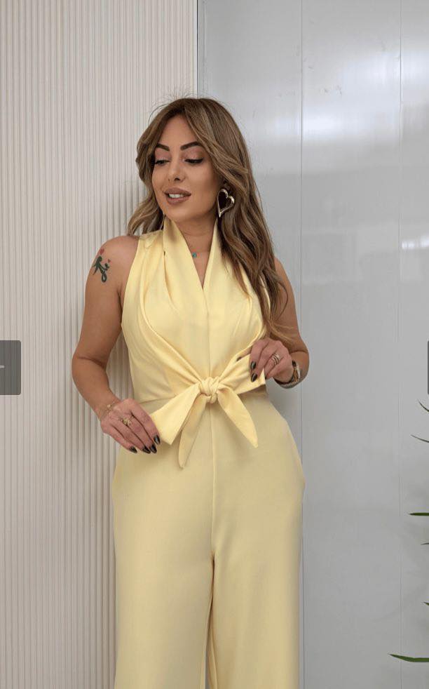 Carol elegante en flatteuze jumpsuit in zachtgeel